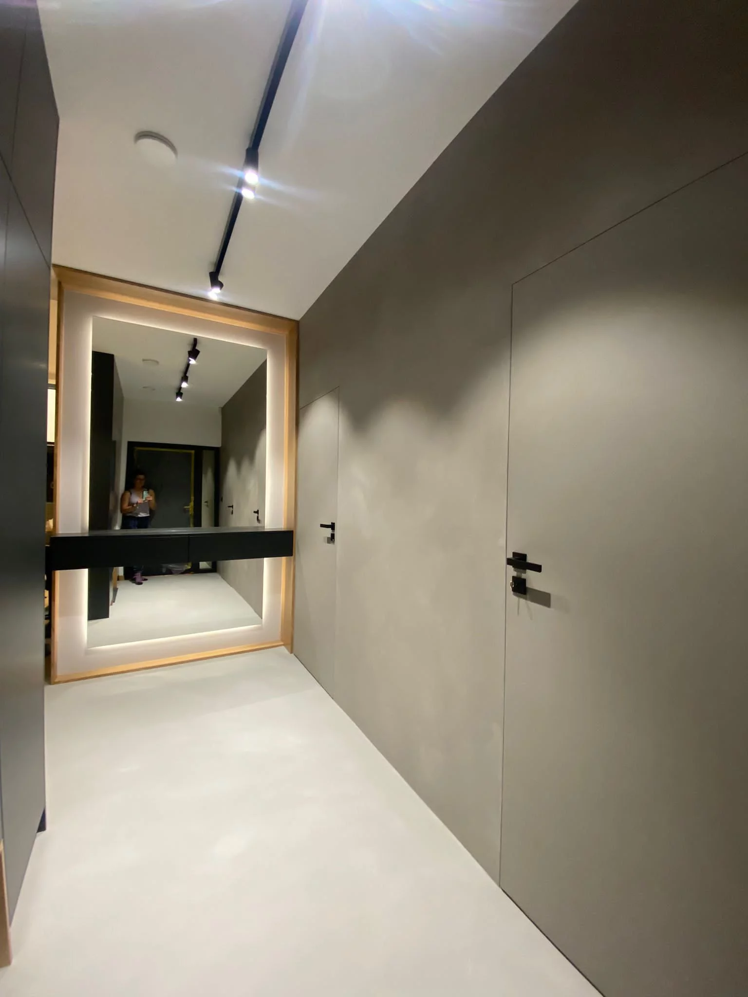 nowoczesne wnętrze z szarym mikrocementem na ścianie i podłodze