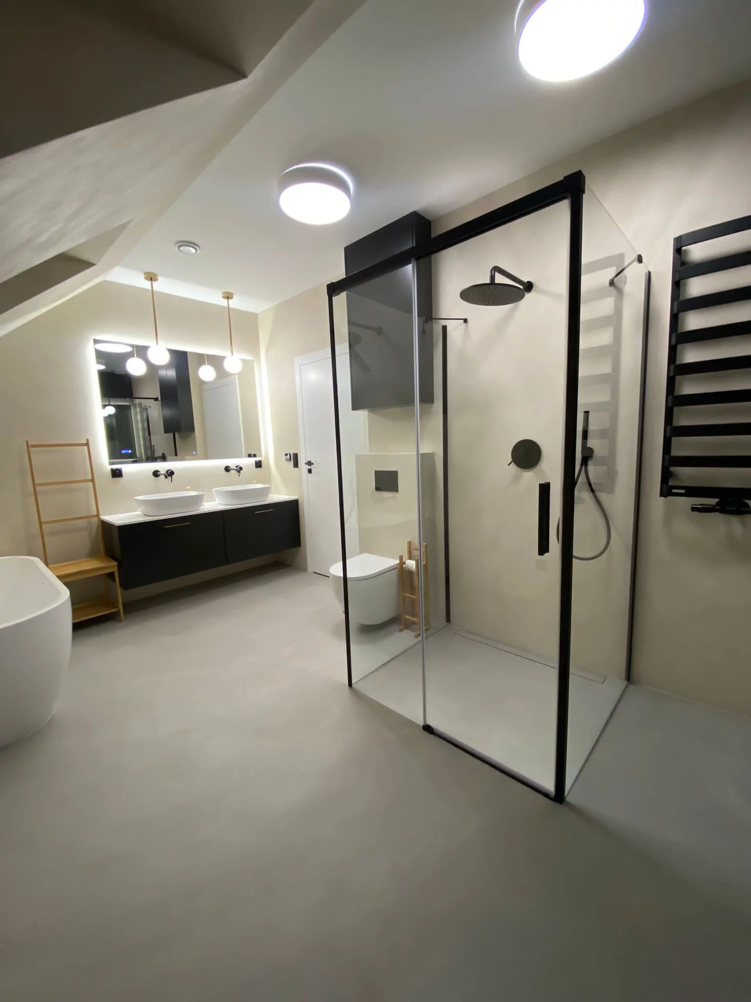 nowoczesna łazienka z wanną i szarym mikrocementem na podłodze i beżowy mikrocementem na ścianie