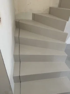 Mikrocement na Schodach: Elegancja i Funkcjonalność w Twoim Domu