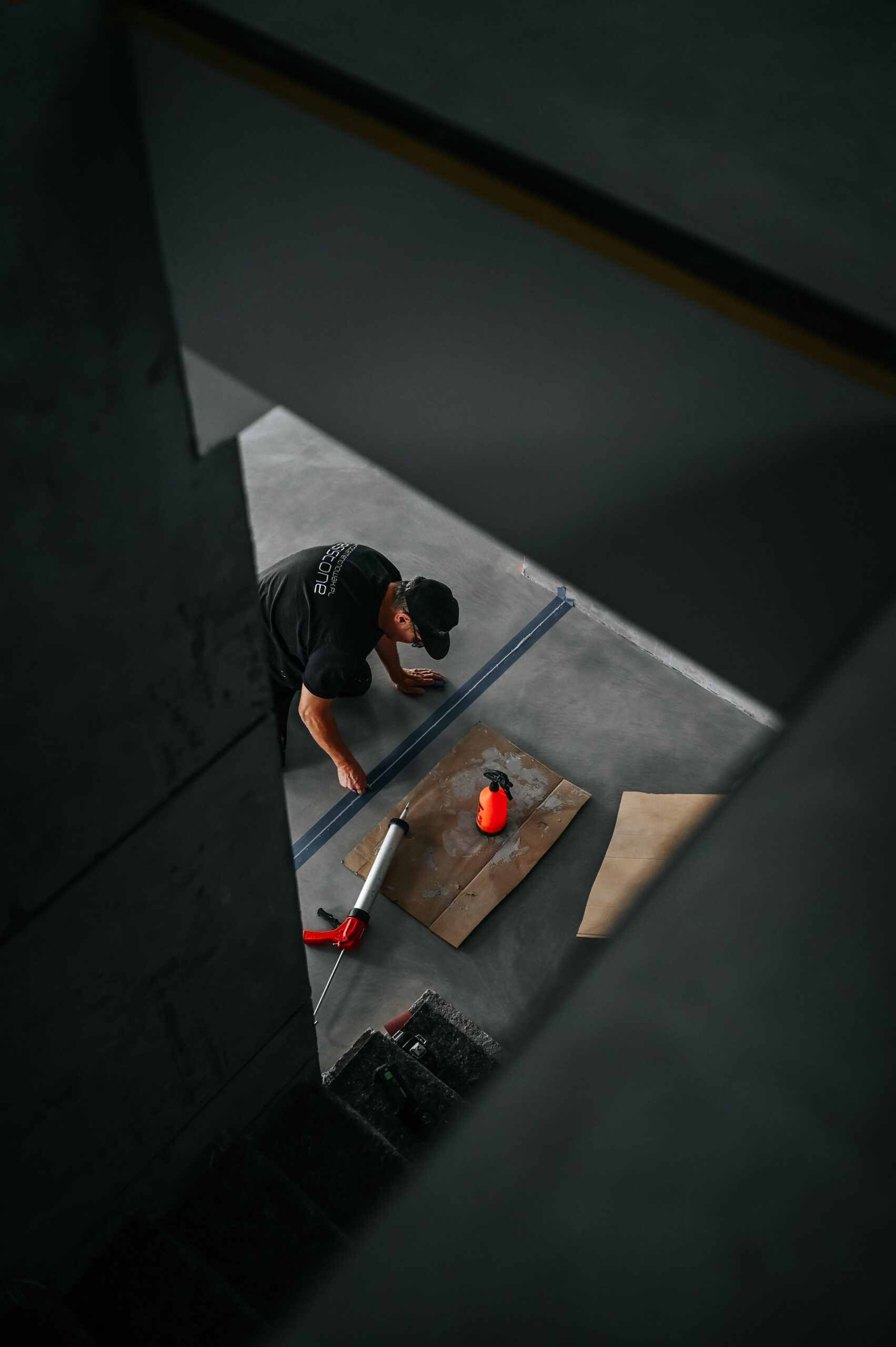 Profesjonalna aplikacja mikrocementu na podłogę przez wykonawcę